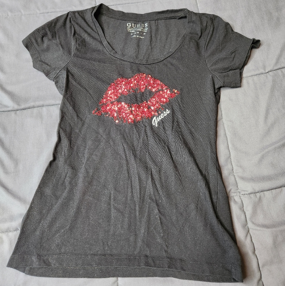 💐 Guess Sequin Kiss Lips T-shirt